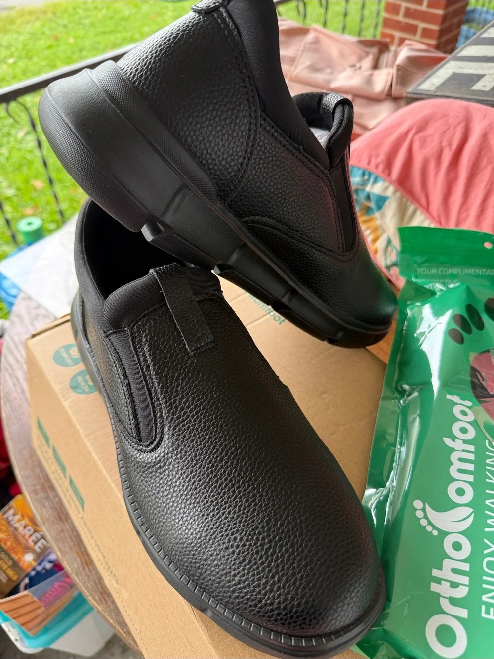 New in Box Men’s size 11 Ortho Comfort Pebbled Leather slip on shoes & insoles